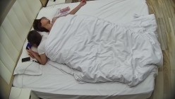 大学城 小美女穿这斑点蕾丝内裤比脱了还诱人 男人就知道脱裤子扣逼操逼 操爽了直接怼着屁股射 截图1