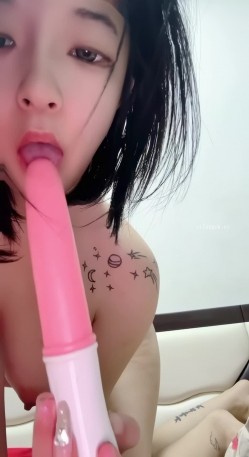 最新快手泄密！大奶精神小妹【就叫小艺】脸穴同框性爱XO掰穴自慰第一弹 截图8