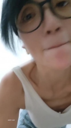 眼镜熟女阿姨 以后不要叫我老骚逼了 老娘还会回来 很可爱的阿姨在楼道露出 尿尿狂喷 撩起地上尿液品尝 截图1