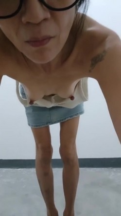 眼镜熟女阿姨 以后不要叫我老骚逼了 老娘还会回来 很可爱的阿姨在楼道露出 尿尿狂喷 撩起地上尿液品尝 截图3