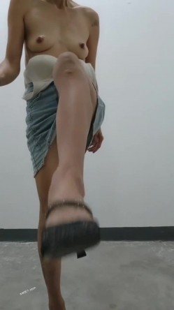 眼镜熟女阿姨 以后不要叫我老骚逼了 老娘还会回来 很可爱的阿姨在楼道露出 尿尿狂喷 撩起地上尿液品尝 截图6