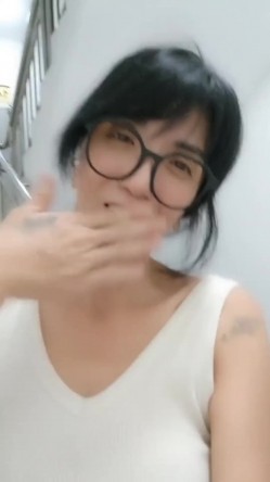 眼镜熟女阿姨 以后不要叫我老骚逼了 老娘还会回来 很可爱的阿姨在楼道露出 尿尿狂喷 撩起地上尿液品尝 截图13