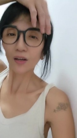 眼镜熟女阿姨 以后不要叫我老骚逼了 老娘还会回来 很可爱的阿姨在楼道露出 尿尿狂喷 撩起地上尿液品尝 截图15