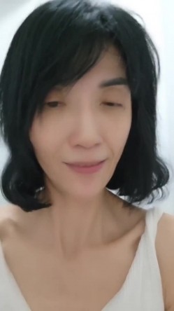 眼镜熟女阿姨 以后不要叫我老骚逼了 老娘还会回来 很可爱的阿姨在楼道露出 尿尿狂喷 撩起地上尿液品尝 截图16