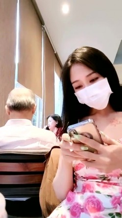 震惊，屌炸了，人来人往的餐厅露出，【我用力操】，背后的大爷错过了大好春光，极品美乳，骚穴湿得一塌煳涂！ 截图8