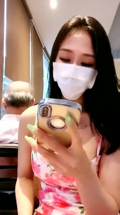 震惊，屌炸了，人来人往的餐厅露出，【我用力操】，背后的大爷错过了大好春光，极品美乳，骚穴湿得一塌煳涂！ 截图9