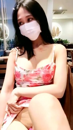 震惊，屌炸了，人来人往的餐厅露出，【我用力操】，背后的大爷错过了大好春光，极品美乳，骚穴湿得一塌煳涂！ 截图12