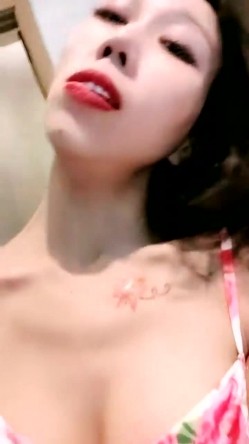 震惊，屌炸了，人来人往的餐厅露出，【我用力操】，背后的大爷错过了大好春光，极品美乳，骚穴湿得一塌煳涂！ 截图15