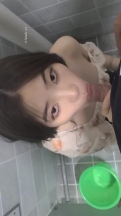 前凸后翘气质御姐露脸性爱自拍，无套啪啪口爆还玩COSPLAY白浆超多，反差感拉满了 截图4
