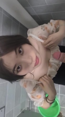 前凸后翘气质御姐露脸性爱自拍，无套啪啪口爆还玩COSPLAY白浆超多，反差感拉满了 截图5