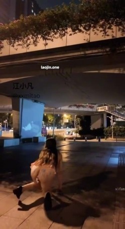 深夜的深圳【江小凡】超短裙露出，凌晨城市裸行，乳夹扯痛红肿乳头，臀缝铃铛叮铃乱响。公园停车场 截图1