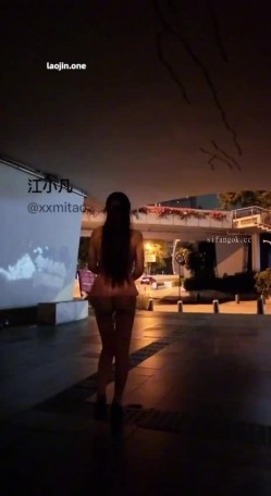 深夜的深圳【江小凡】超短裙露出，凌晨城市裸行，乳夹扯痛红肿乳头，臀缝铃铛叮铃乱响。公园停车场 截图3