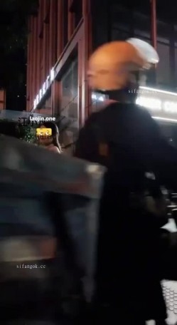 深夜的深圳【江小凡】超短裙露出，凌晨城市裸行，乳夹扯痛红肿乳头，臀缝铃铛叮铃乱响。公园停车场 截图7