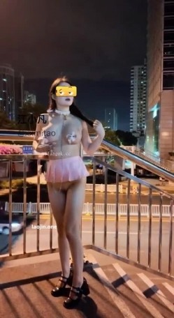 深夜的深圳【江小凡】超短裙露出，凌晨城市裸行，乳夹扯痛红肿乳头，臀缝铃铛叮铃乱响。公园停车场 截图13
