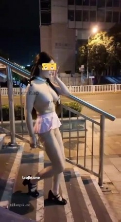 深夜的深圳【江小凡】超短裙露出，凌晨城市裸行，乳夹扯痛红肿乳头，臀缝铃铛叮铃乱响。公园停车场 截图15