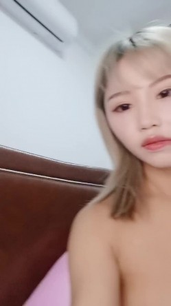黑丝露脸极品小妞用道具爆着菊花自己抠骚逼搞的自己高潮冒白浆，洗干净给大哥口交大鸡巴，塞着肛塞后入爆草 截图3