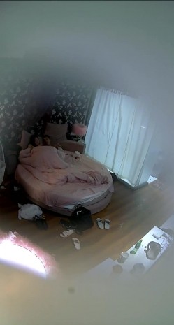 校园附近特色房年轻学生情侣开房爱爱苗条眼镜女友很疯狂女上位猛坐小青年的家伙挺长的 截图1