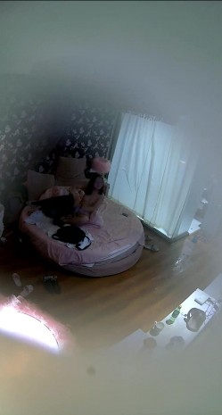 校园附近特色房年轻学生情侣开房爱爱苗条眼镜女友很疯狂女上位猛坐小青年的家伙挺长的 截图6