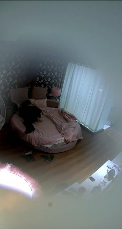 校园附近特色房年轻学生情侣开房爱爱苗条眼镜女友很疯狂女上位猛坐小青年的家伙挺长的 截图9