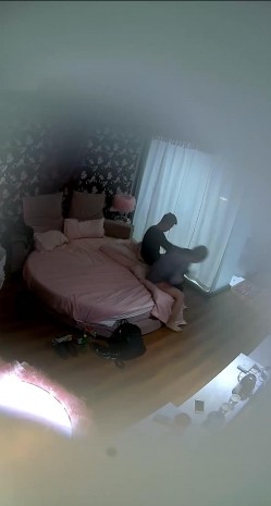 校园附近特色房年轻学生情侣开房爱爱苗条眼镜女友很疯狂女上位猛坐小青年的家伙挺长的 截图13