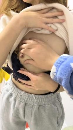 调教母狗丈母娘和小姨子，丝袜情趣风骚大奶子，享受小姨子的口活玩弄丈母娘的骚逼和奶头，后入抽插淫声荡语 截图14