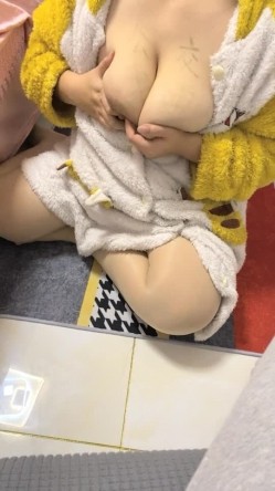 调教母狗丈母娘和小姨子，丝袜情趣风骚大奶子，享受小姨子的口活玩弄丈母娘的骚逼和奶头，后入抽插淫声荡语 截图15