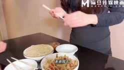 精品推荐 【麻豆传媒原创】心怀鬼胎的弟弟趁着大哥不在家灌醉嫂子后强行偷了大哥的家 截图1