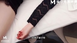 精品推荐 【麻豆传媒原创】心怀鬼胎的弟弟趁着大哥不在家灌醉嫂子后强行偷了大哥的家 截图6