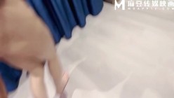 精品推荐 【麻豆传媒原创】心怀鬼胎的弟弟趁着大哥不在家灌醉嫂子后强行偷了大哥的家 截图10