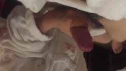 这小姨子太骚了，早晚得死在她手上，‘怎么挂了嫂嫂的电话呢’，‘再不挂我就要叫出声来了，你信不信我给你老公打电话’！ 截图6