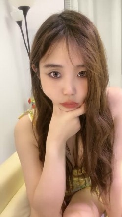 大波浪颜值性感美女！一身花裙收费房诱惑！美腿高跟鞋，张开腿揉搓骚穴，穿上黑丝乳夹，掰穴看洞 截图2