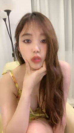 大波浪颜值性感美女！一身花裙收费房诱惑！美腿高跟鞋，张开腿揉搓骚穴，穿上黑丝乳夹，掰穴看洞 截图4