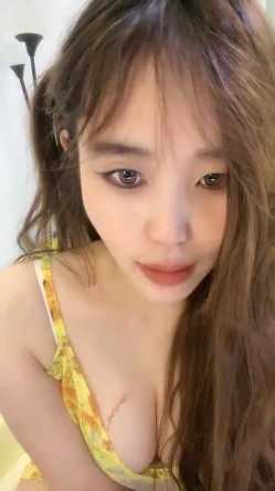 大波浪颜值性感美女！一身花裙收费房诱惑！美腿高跟鞋，张开腿揉搓骚穴，穿上黑丝乳夹，掰穴看洞 截图6