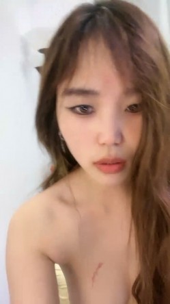 大波浪颜值性感美女！一身花裙收费房诱惑！美腿高跟鞋，张开腿揉搓骚穴，穿上黑丝乳夹，掰穴看洞 截图16