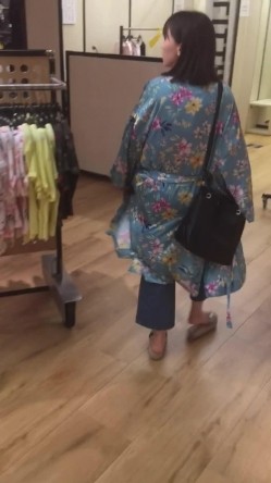 超清国产试衣间偷拍极品女神试衣服,米黄色胸罩内包裹的一对酥胸令人爱不释手 截图2