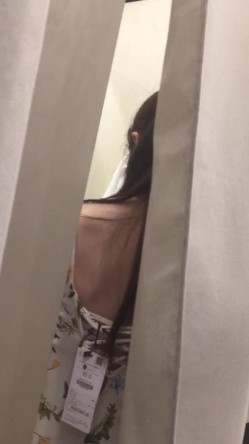 超清国产试衣间偷拍极品女神试衣服,米黄色胸罩内包裹的一对酥胸令人爱不释手 截图3