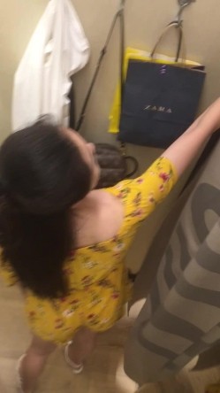 超清国产试衣间偷拍极品女神试衣服,米黄色胸罩内包裹的一对酥胸令人爱不释手 截图4