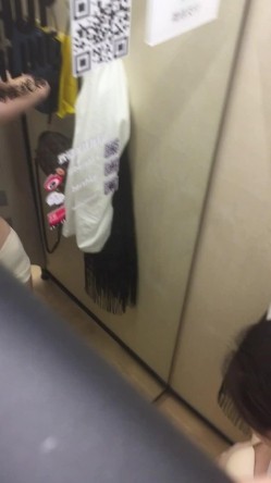 超清国产试衣间偷拍极品女神试衣服,米黄色胸罩内包裹的一对酥胸令人爱不释手 截图5
