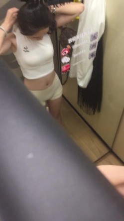 超清国产试衣间偷拍极品女神试衣服,米黄色胸罩内包裹的一对酥胸令人爱不释手 截图6