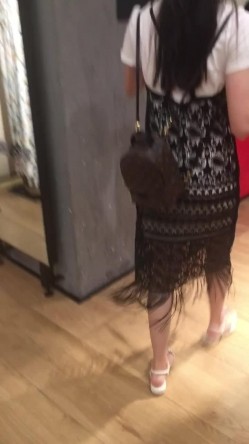 超清国产试衣间偷拍极品女神试衣服,米黄色胸罩内包裹的一对酥胸令人爱不释手 截图9