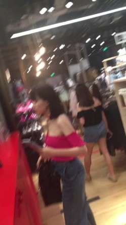 超清国产试衣间偷拍极品女神试衣服,米黄色胸罩内包裹的一对酥胸令人爱不释手 截图10