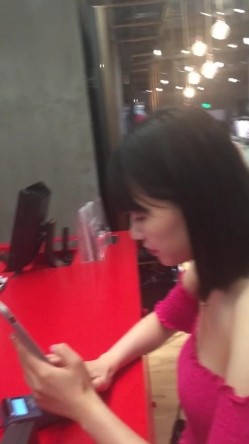 超清国产试衣间偷拍极品女神试衣服,米黄色胸罩内包裹的一对酥胸令人爱不释手 截图11