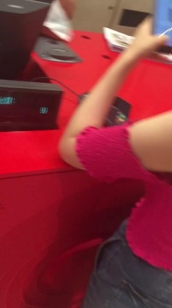 超清国产试衣间偷拍极品女神试衣服,米黄色胸罩内包裹的一对酥胸令人爱不释手 截图12