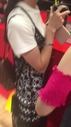 超清国产试衣间偷拍极品女神试衣服,米黄色胸罩内包裹的一对酥胸令人爱不释手 截图15