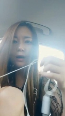 高颜值长发小姐姐主播 户外在车上露奶露逼诱惑 阴毛旺盛 手指抠逼自慰 流了好多淫水 还和狼友互动 超级刺激 截图12