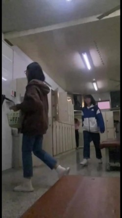 【洗浴换衣合集】高校渣女坑闺蜜拍舍友2+窥视邻居小姐姐们的私生活42V，师范大学的美女就是多 截图5