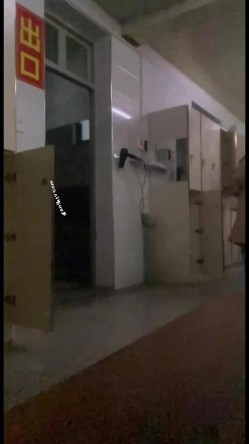 【洗浴换衣合集】高校渣女坑闺蜜拍舍友2+窥视邻居小姐姐们的私生活42V，师范大学的美女就是多 截图12