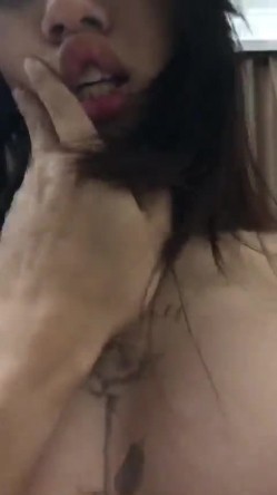 好不容易把孩子哄睡着了，自己偷偷跑出来让主人操，是欲望不分时间段，还是你男人太不行让母狗太空虚了，还是因为年龄 截图4