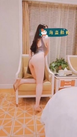 《绝版重磅首发》人生赢家推特大神（海盗船长）各种高端S级女神良家人妻露出群P女女群调极度淫靡福利 截图7