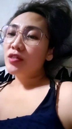 年度精品人妻，喜欢姐姐这一款的不要错过，【随便问问是谁】，超骚，风情万种，年轻时候肯定是个大美女，家中自慰，媚态万千强烈推荐 截图1